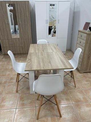 Mesa extensible blanca con 4 sillas