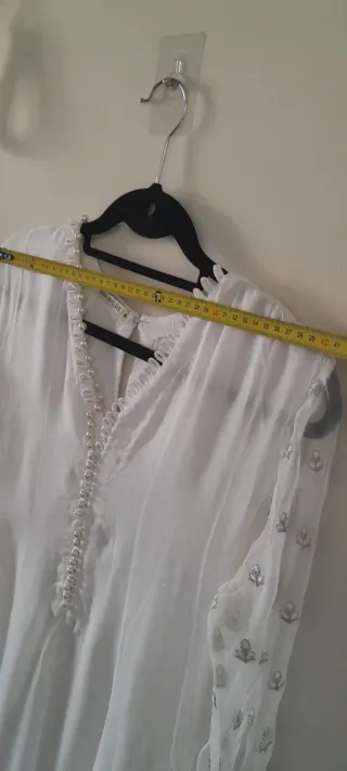 Vestido blanco con bordado plateado