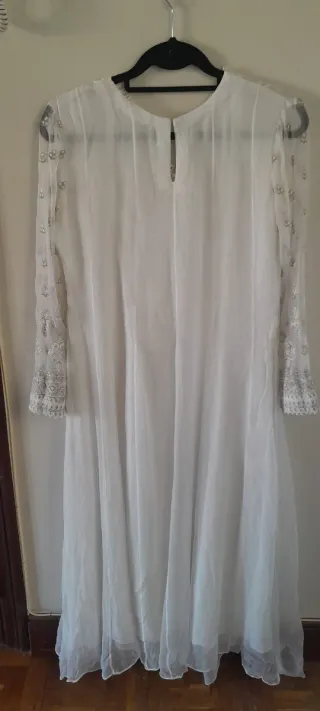 Vestido blanco con bordado plateado