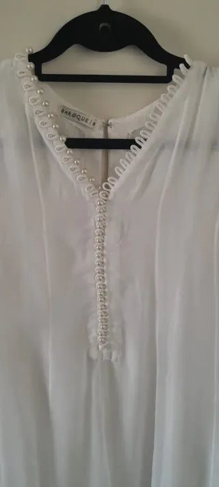 Vestido blanco con bordado plateado