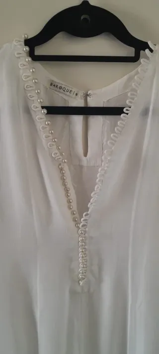 Vestido blanco con bordado plateado