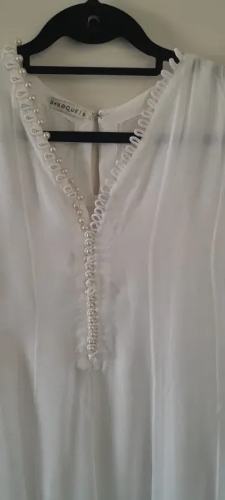 Vestido blanco con bordado plateado