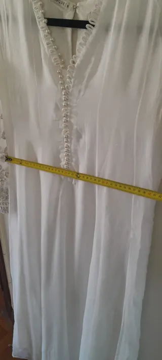 Vestido blanco con bordado plateado