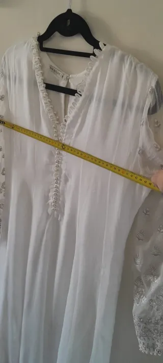 Vestido blanco con bordado plateado