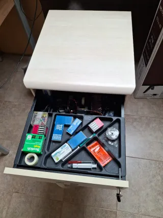 Cajonera de oficina beige con llave