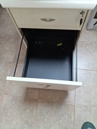 Cajonera de oficina beige con llave