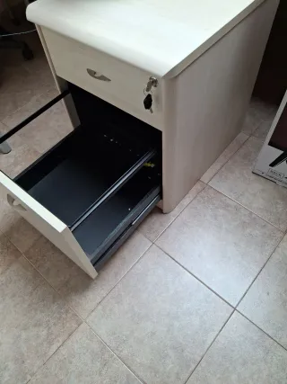 Cajonera de oficina beige con llave