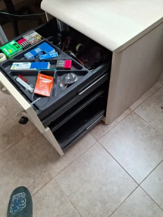 Cajonera de oficina beige con llave