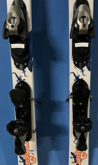 Esquís infantiles 125 cm con fijaciones