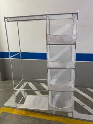 Guardaroba metallico e in tessuto bianco