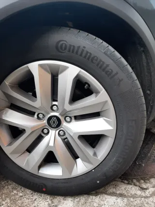 2 Neumáticos Continental 215/60 R17. 1000km uso