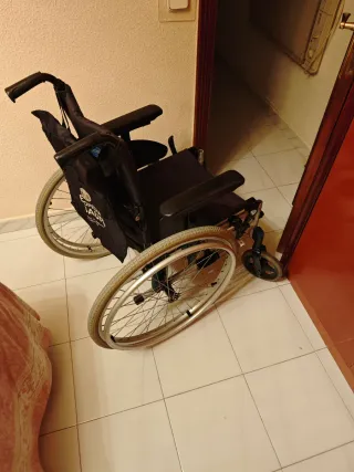Silla de ruedas plegable , con reposa pies ,