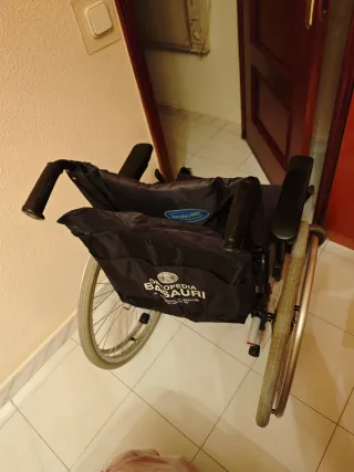 Silla de ruedas plegable , con reposa pies ,