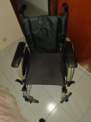 Silla de ruedas plegable , con reposa pies ,