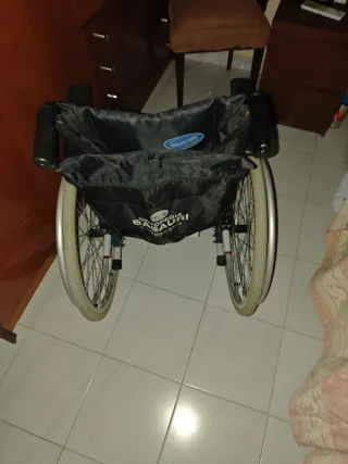 Silla de ruedas plegable , con reposa pies ,