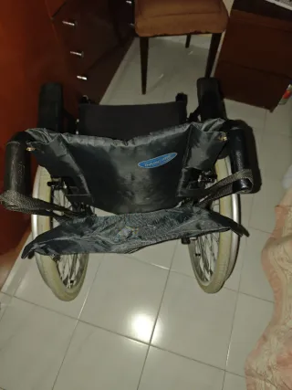 Silla de ruedas plegable , con reposa pies ,