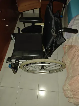Silla de ruedas plegable , con reposa pies ,