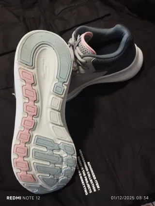 Zapatillas Skechers Gris y Rosa Impermeables