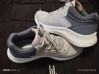 Zapatillas Skechers Gris y Rosa Impermeables