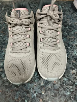 Zapatillas Skechers Gris y Rosa Impermeables