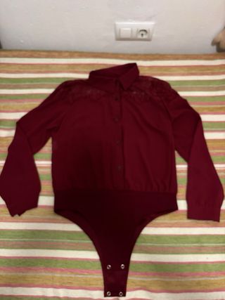 Body burdeos con encaje