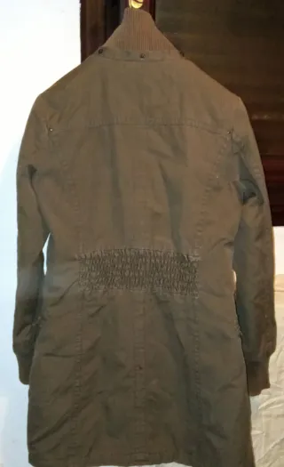 Abrigo Stradivarius verde militar