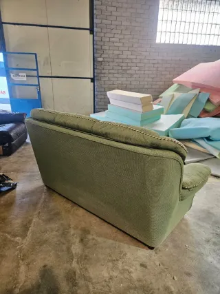 Sofá clásico verde en perfecto estado