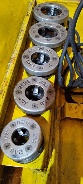 ROSCADORA DE TUBOS REMS AMIGO con accesorios