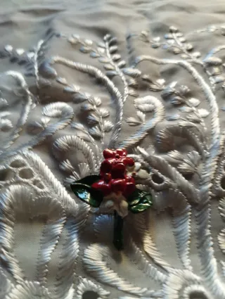 Spilla con fiori rossi e verdi