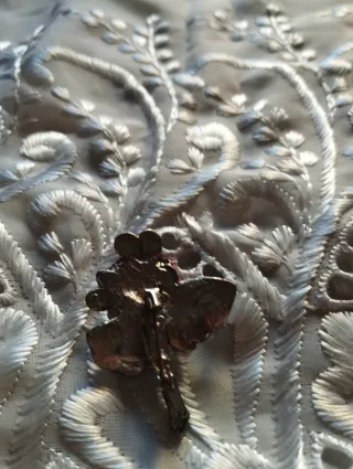 Spilla con fiori rossi e verdi