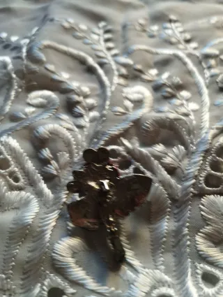 Spilla con fiori rossi e verdi