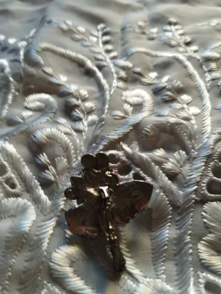 Spilla con fiori rossi e verdi