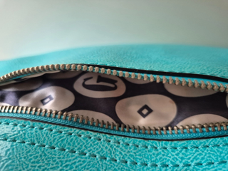 Bolso Guess plateado y turquesa