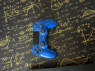 PS4 Negra con juegos 8 y 2 mandos