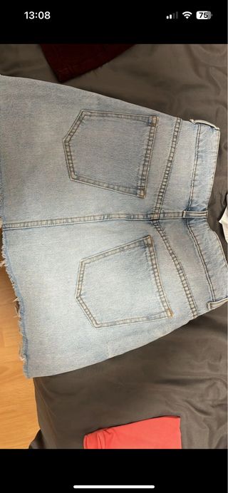 Falda vaquera desgastada