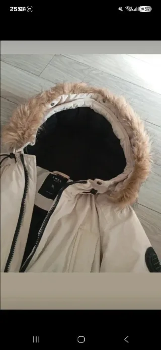 Chaqueta con capucha y pelo