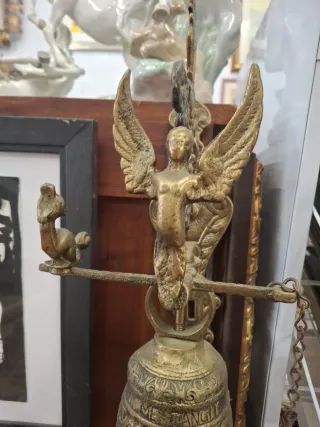 Campana antigua de bronce con ángel