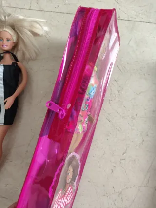 Lote di 4 Bambole Barbie e Accessori
