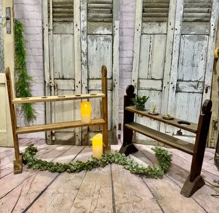 Coppia di antichi portacandele in legno