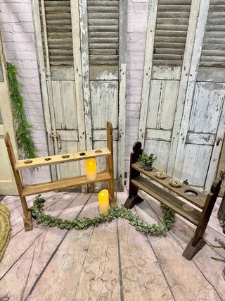 Coppia di antichi portacandele in legno