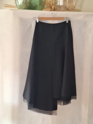 Falda fiesta negra asimétrica.