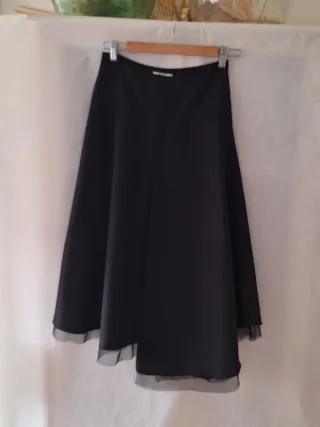 Falda fiesta negra asimétrica.