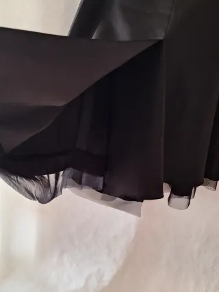 Falda fiesta negra asimétrica.