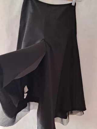 Falda fiesta negra asimétrica.