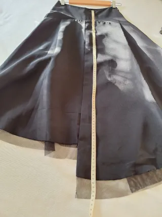 Falda fiesta negra asimétrica.