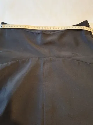 Falda fiesta negra asimétrica.