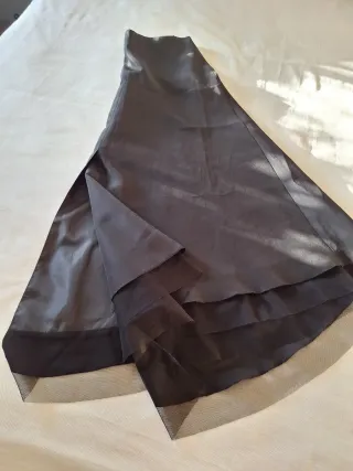 Falda fiesta negra asimétrica.