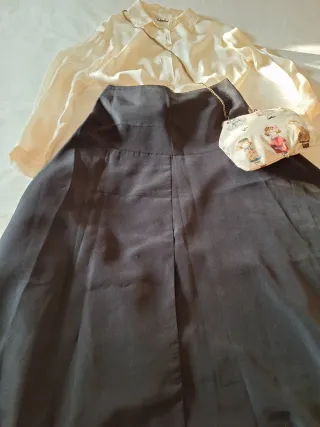 Falda fiesta negra asimétrica.