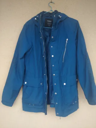 Parka chubasquero Pull&Bear azul