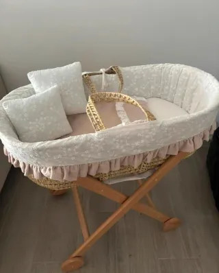 Minicuna ratán patas tijera madera